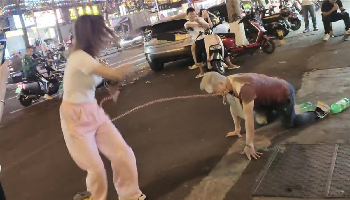 金庸群侠传app苹果版:女子用铁链牵着爬行男子，一边抽打一边直播，警方已介入