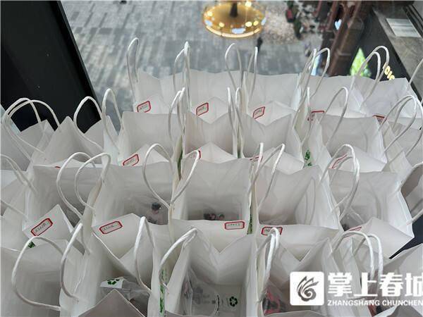 神奇的手表苹果版:复刻微缩版的自己 昆明有家神奇的“3D摄影亭”-第9张图片-太平洋在线下载