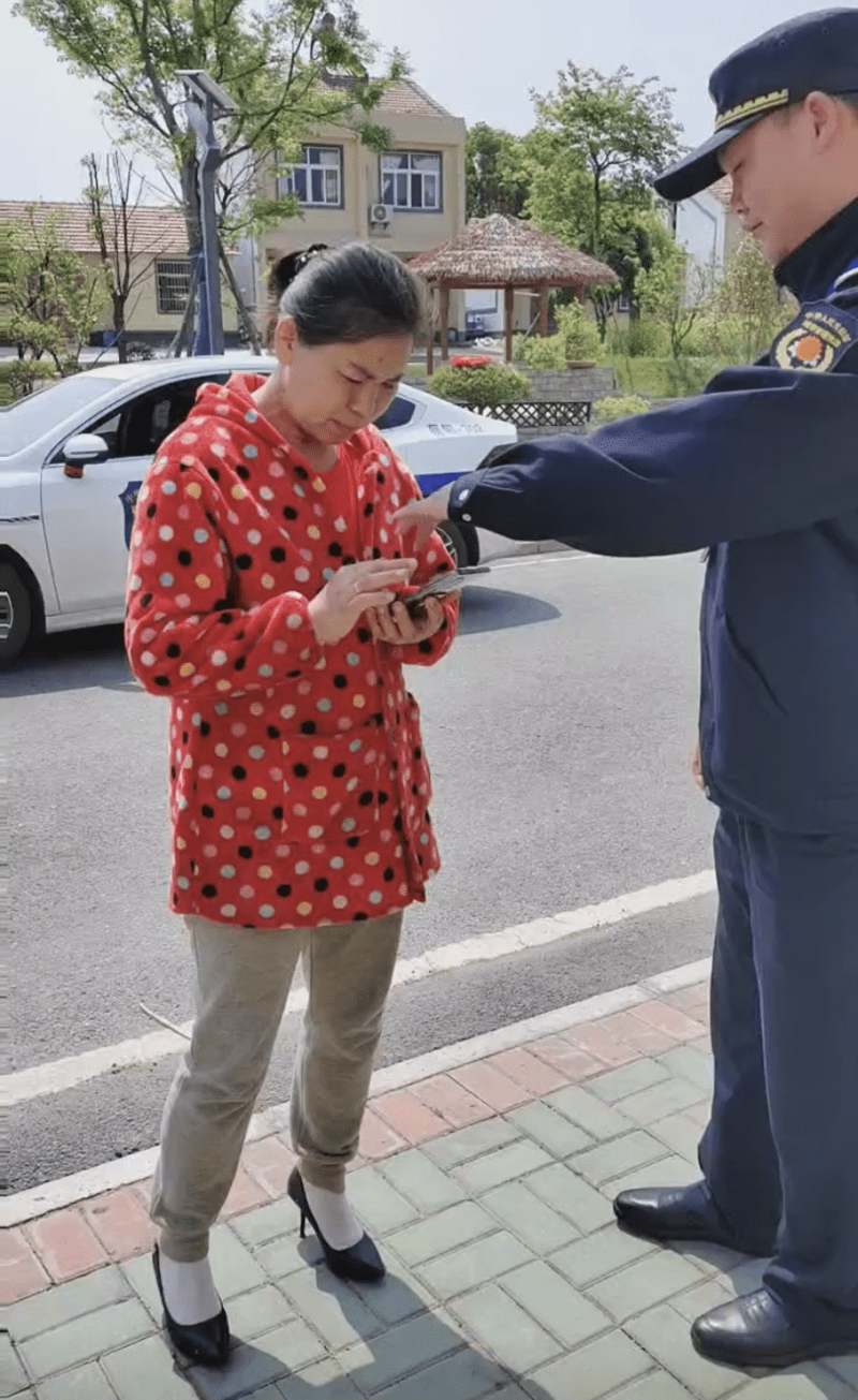 手机锁屏密码忘了怎么办:蔡甸城管捡到手机物归原主 传递正能量暖人心